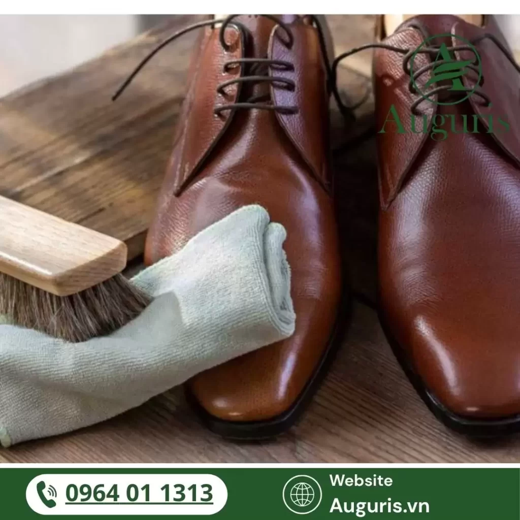 Hãy đầu tư đúng vào cả giày chất lượng và phụ kiện bảo dưỡng, để giày trở thành người bạn đồng hành bền bỉ cùng bạn qua năm tháng.