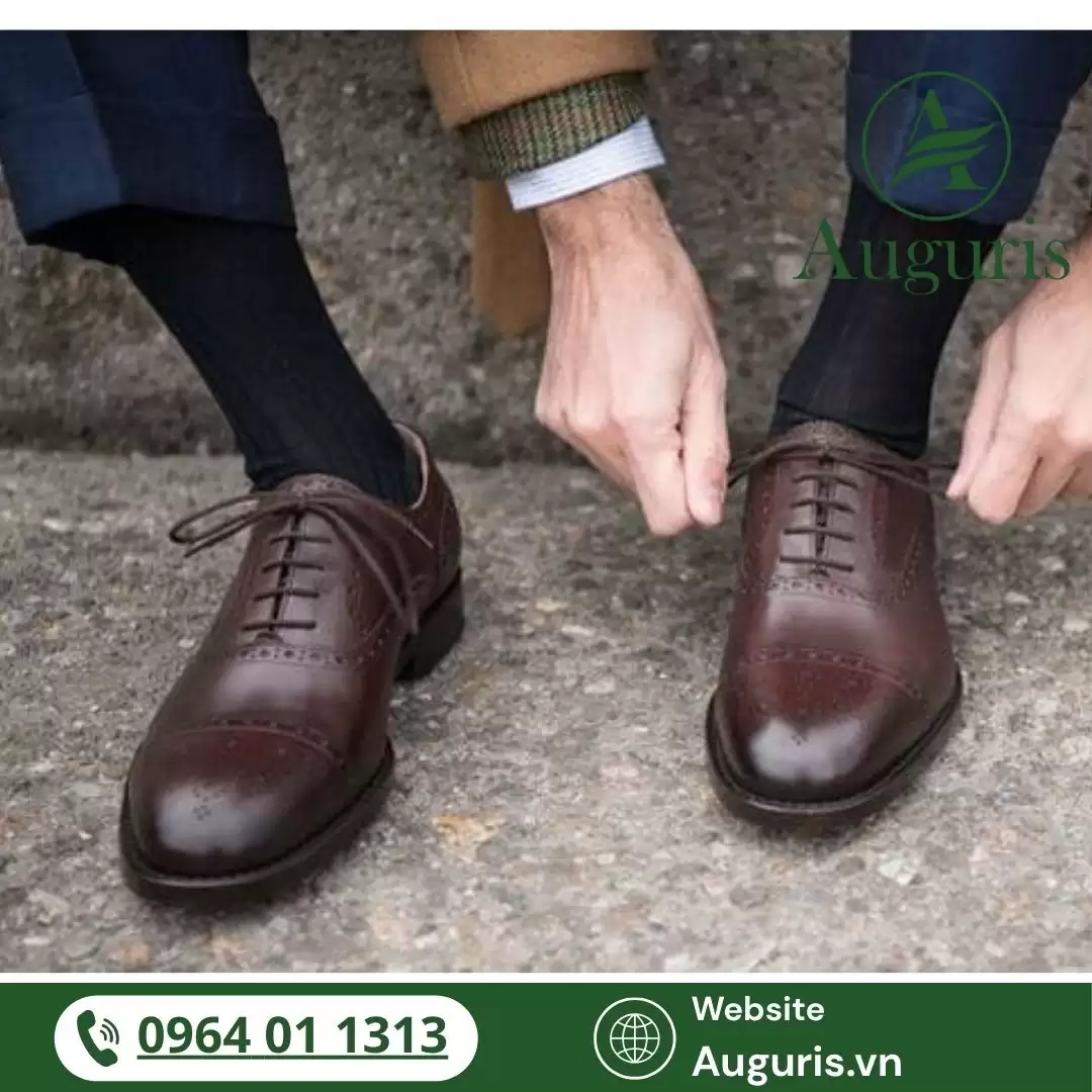 Giày nam công sở không chỉ là món đồ thời trang mà còn là yếu tố thể hiện tính chuyên nghiệp, thẩm mỹ và sự chỉn chu của nam giới trong môi trường làm việc hiện đại.