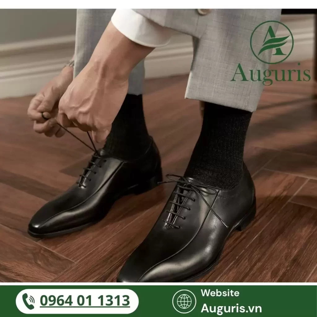 Hãy ưu tiên chất lượng, thiết kế timeless và sự thoải mái khi lựa chọn giày. Đó là bí quyết để bạn luôn tự tin trong từng bước đi, bất kể thời đại hay xu hướng thay đổi thế nào.