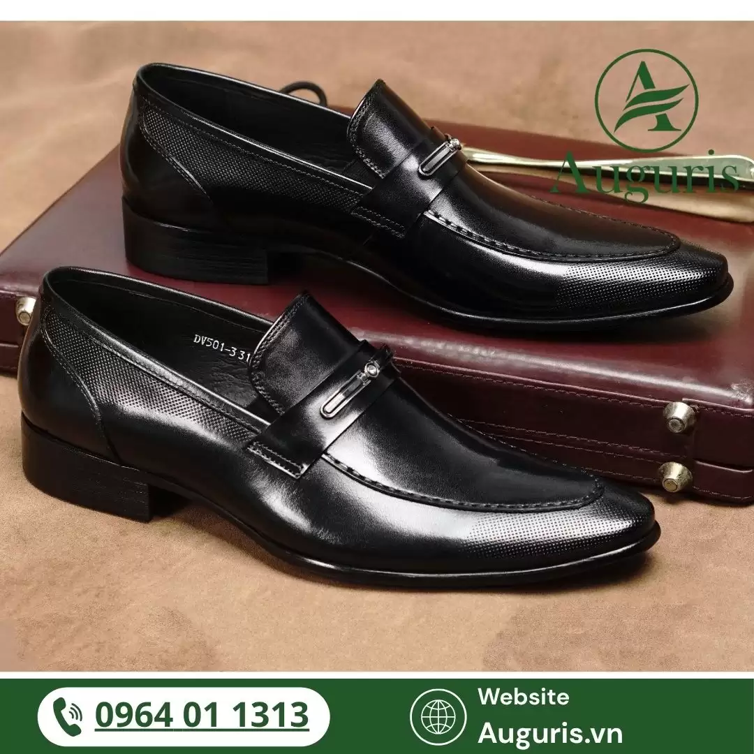 Mẫu giày công sở nam cao cấp cho nam giới 35+ không chỉ là yếu tố thời trang mà còn là tuyên ngôn của đẳng cấp, gu thẩm mỹ và sự trưởng thành.