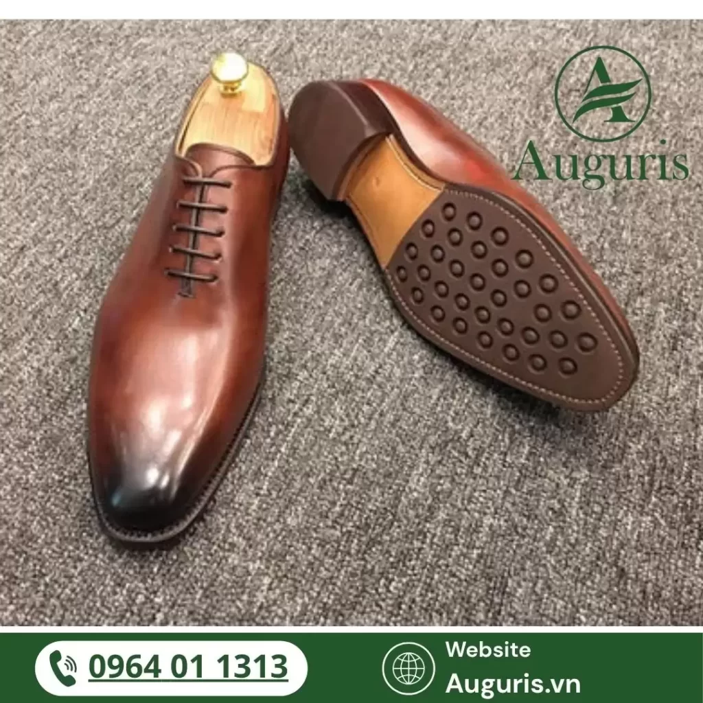 Trong văn hóa phương Tây lẫn Á Đông, người đàn ông được đánh giá không chỉ qua lời nói, mà còn qua cách ăn mặc và phụ kiện đi kèm – trong đó giày là yếu tố nổi bật nhất.