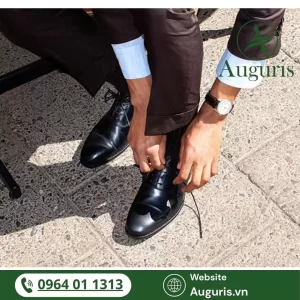 Một quý ông thành đạt không nhất thiết phải cầu kỳ, nhưng luôn chỉn chu và tinh tế trong từng chi tiết nhỏ – đặc biệt là đôi giày. Hãy biến mỗi ngày đi làm thành cơ hội thể hiện gu thời trang và bản lĩnh đàn ông!