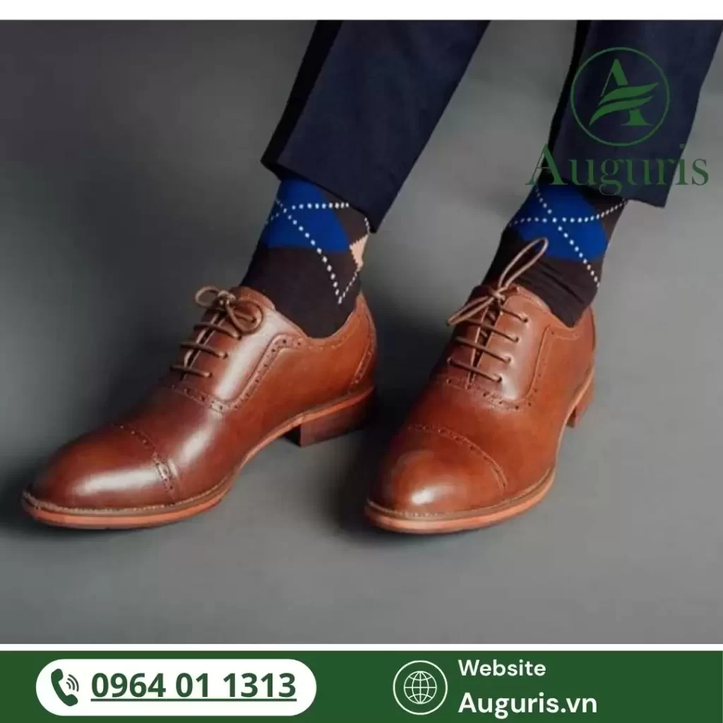 Hãy dành thời gian lựa chọn một đôi Oxford da lộn đúng chất, đúng kiểu và phù hợp cá tính, để mỗi bước chân bạn đi qua mùa thu đều là một bước thời trang đầy tinh tế.