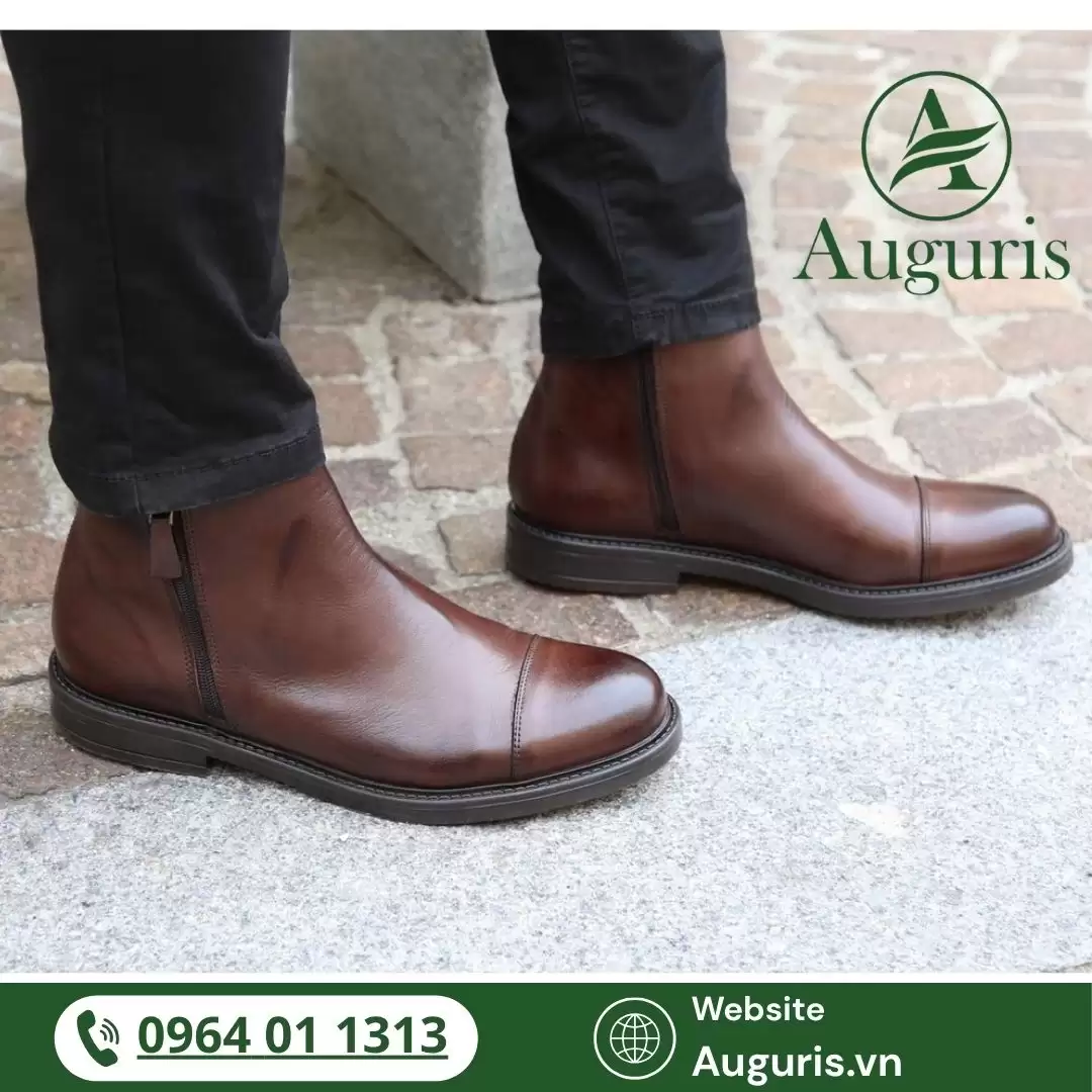 Giày boot nam cao cấp có phù hợp đi làm không? Đây là câu hỏi khiến không ít quý ông đắn đo khi muốn đổi mới phong cách công sở bằng một đôi boot da thủ công sang trọng.