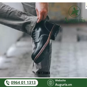 Nếu bạn đang muốn sở hữu một đôi boot chất lượng, đẳng cấp và phù hợp môi trường văn phòng, hãy đến với AUGURIS để trải nghiệm sự tư vấn tận tâm – dịch vụ bảo trì trọn đời – phong cách đậm chất quý ông hiện đại.